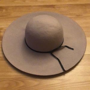 Wide-brim hat